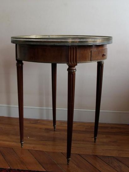null Table bouillote en bois de placage plateau marbre à galerie

Style Louis XVI

H...