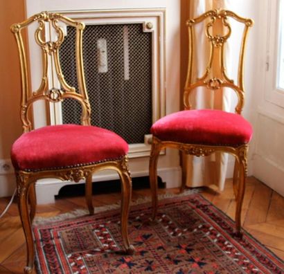 null Deux chaises en bois doré à dossier ajouré

Style NIII