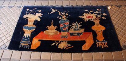 null Tapis chinois en laine, à décor d'objets mobiliers. 

Chine, XXe siècle.

96x196...