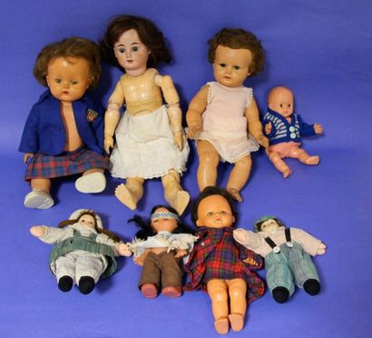 null Lot de poupées dont une poupée tête porcelaine et deux baigneurs celluloïdes,...