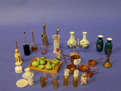 null Lot d'objets miniatures : verres, bouteilles, service à thé, casseroles en cuivre,...