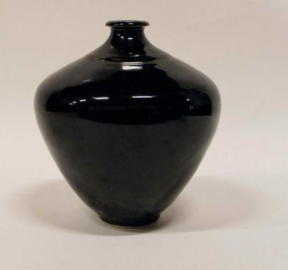 null Roger COLLET (1933-2008)

Vase balustre à petit col en porcelaine à glaçure...