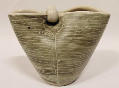 null Mado JOLAIN (1921-)

Vase en céramique à décor de stries sur fond gris à col...