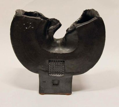 null Patrice TEULIERES (1947-)

Vase de forme demi-lune sur socle cubique en céramique...