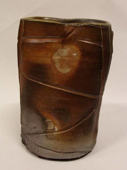 null Eric ASTOUL (1954-)

Vase en grès signé

H : 27 cm