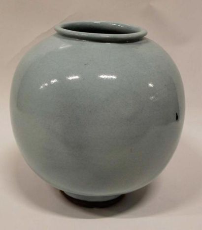 null Alain RUFAS (XX-XXIème s.)

Vase boule sur talon en céramique à glaçure céladon

H...