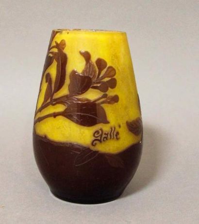 null GALLE

	Vase ovoïde (col coupé, éclats) en verre doublé rouge orangé sur fond...