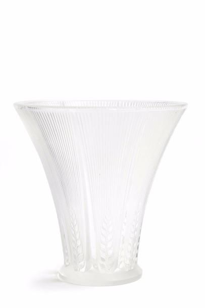 CRISTAL LALIQUE Vase "Epis". Epreuve en cristal blanc moulé pressé (éclat au talon)....