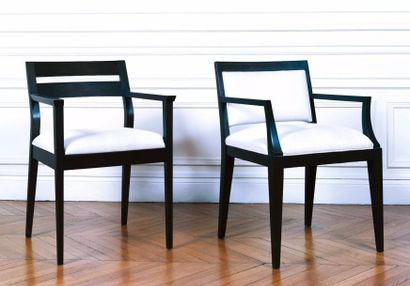 null Deux fauteuils en bois teinté garnis de tissus blanc, style Art Déco

H : 80,...