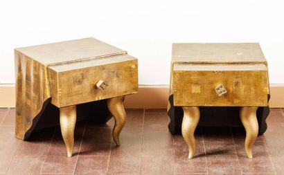 Didier GUYOT-VIVIANE (contemporain) Paire de tables de chevet en bois doré à corps...