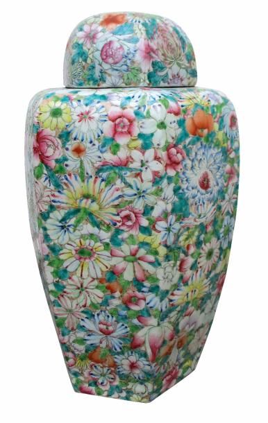 null Vase en porcelaine à décor polychrome des mille fleurs

Chine XXème siècle

H...