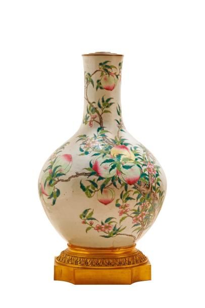  Vase bouteille Tianquping en porcelaine et émaux de la famille rose à décor de chauve...