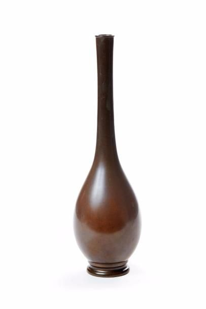 null Vase soliflore en bronze à patine marron

Japon, début XXème siècle

H : 28...