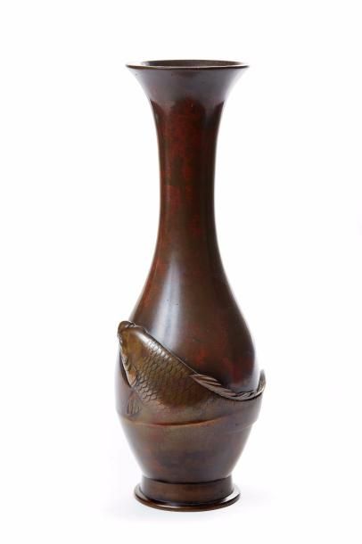 null Vase en bronze patiné à décor en relief de carpes

Japon vers 1900

H : 29,5...