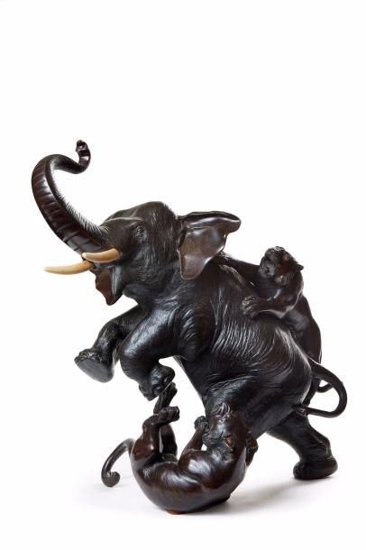 null Sculpture en bronze à patine noire représentant un éléphant attaqué par des...