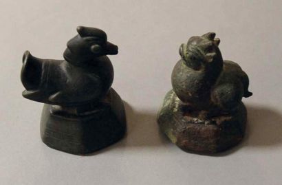 null Deux poids à opium de bronze à patine verte, l’un représentant un canard, l’autre...