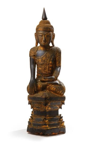 null Sujet en bois laqué noir avec traces de peinture or, représentant le Bouddha...