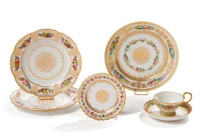 SÈVRES Paire d'assiettes en porcelaine à bords contournés à décor polychrome et or...