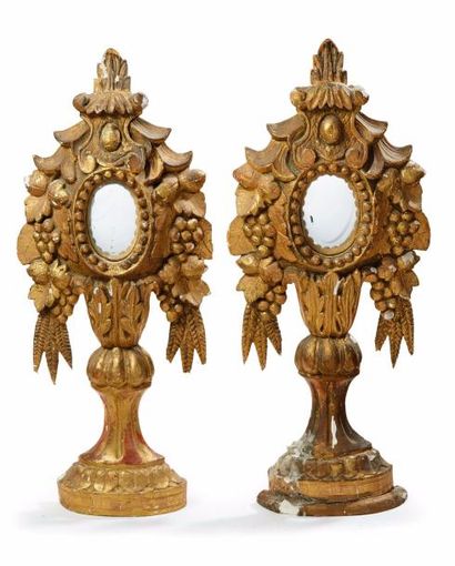 null Paire de glaces en bois stuqué doré en forme de vase fleuri, XVIIIème siècle

H...
