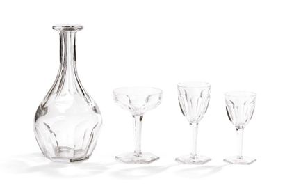 null BACCARAT

Partie de service de verre sur pied en cristal : 4 carafes, 12 verres...