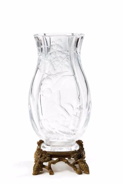 ESCALIER DE CRISTAL ?? - BACCARAT Vase en cristal taillé à décor d'un oiseau nourissant...