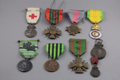 null Lot de médailles militaires :

Croix de guerre 14-18, croix de guerre 39-45,...