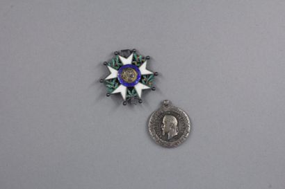 null Lot : croix de la Légion d'Honneur, chevalier (manque) et médaille de la campagne...