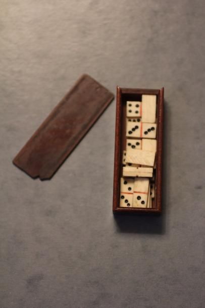 null Un jeu de dominos miniatures en os