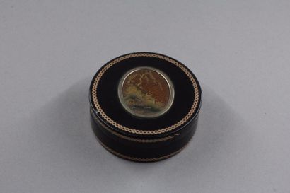 null Boite ronde en écaille brune ornée d’un médaillon en

laque du Japon.

XIXème...