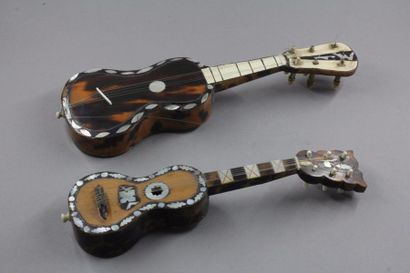 null Deux guitares miniatures en écaille à décor de nacre et os