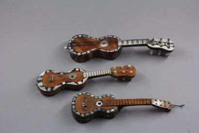 null Trois guitares miniatures en bois, écaill, os et nacre