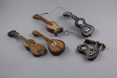null Cinq guitares miniatures en bois, écaille te nacre (accidenst)