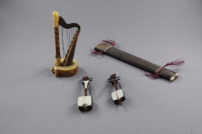 null Harppe miniature en plastique et trois instruments