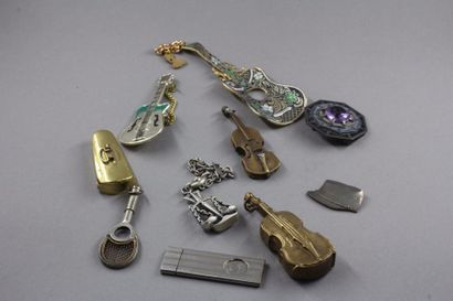 null Lot : viloons miniatures en méatl, coupes cigare, broche , pendentif…