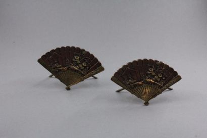 null Deux éventails miniatures en cuivre à décor chinois de paons