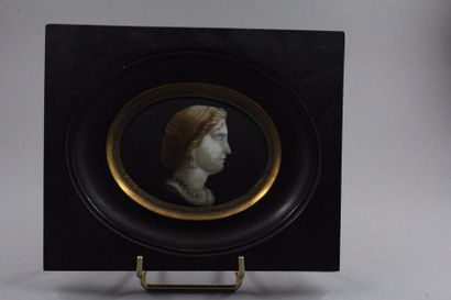 null Miniature ovale en porcelaine à décor d'un profil à l'Antique

5,7 x 7,5 cm...