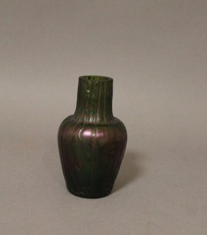 null Petit vase en verre irisé

H : 10 cm.