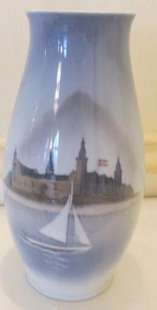 null ROYAL COPENHAGUE

Vase en porcelaine à décor polychrome de bateau

H : 22 c...