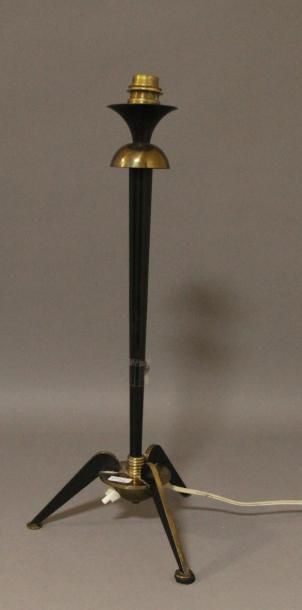 null Pied de lampe tripode en métal doré et laqué noir, travail des années 60

H...