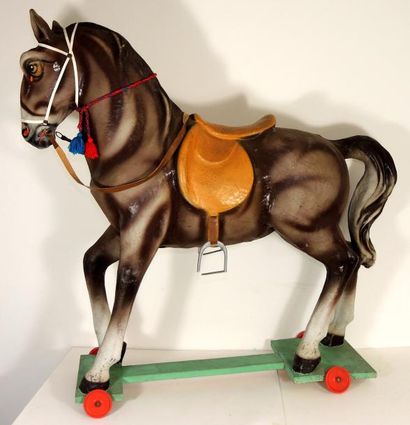 null Grand cheval en papier mâché sur socle, en bois à roulettes. 90 x 1m.