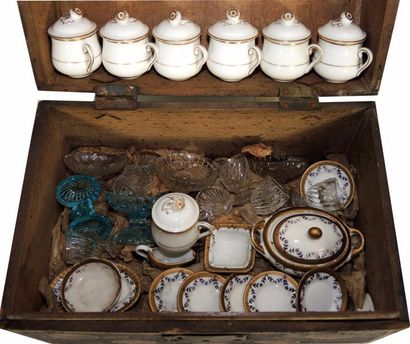 null Coffret en bois 19ème siècle, comprenant pots à crème en porcelaine à filets...