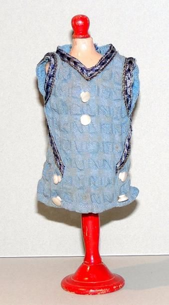 null MATINALE : robe bleue en crépon gaufré, été 1931 G.L.