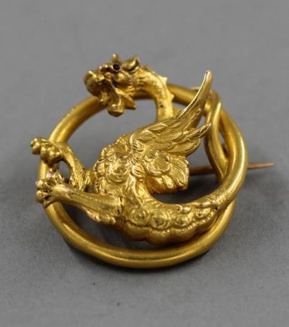 null Broche ronde ajourée en or jaune 18k à décor d'un dragon, pds : 9,3 g.