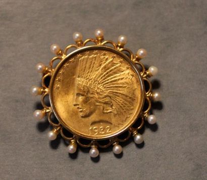 null Broche ronde en or jaune 18k, perles et ornée au centre d'une pièce de 10 dollars...