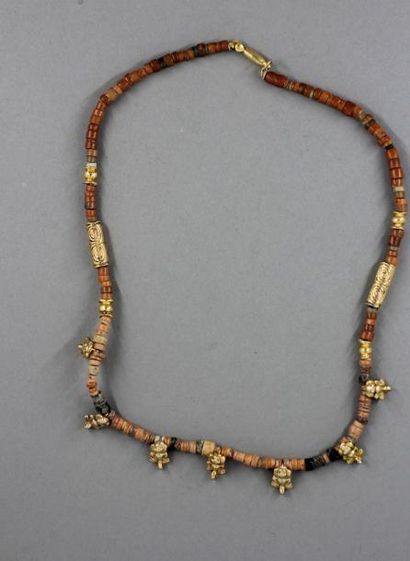 null Collier dans le gout Inca orné de perles en pierre et perles en plaqué or 24K


(reproduction...
