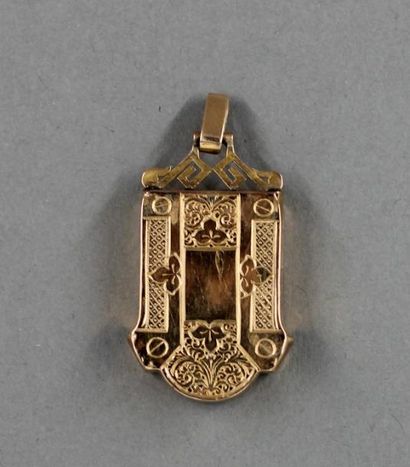 null 12466-20

Pendentif médaillon en or jaune 18k en forme d'écusson, pds : 6,7...