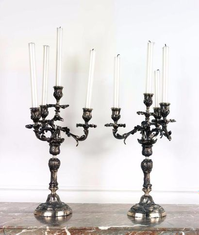 null Paire de candélabres en bronze argenté à cinq lumières, style Rocaille


H :...