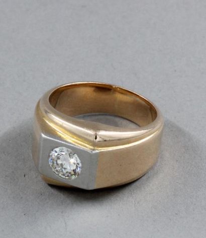 null Chevalière en or jaune 18k et platine ornée d'un diamant taille ancienne (env.0,75...