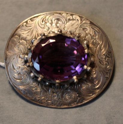 null Broche en argent serti d'un pierre violette


Poids brut : 24.5 gr