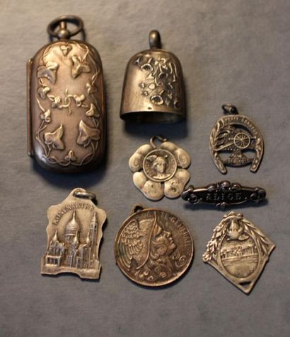 null lot en métal : porte louis, clochette, cinq médailles et broche